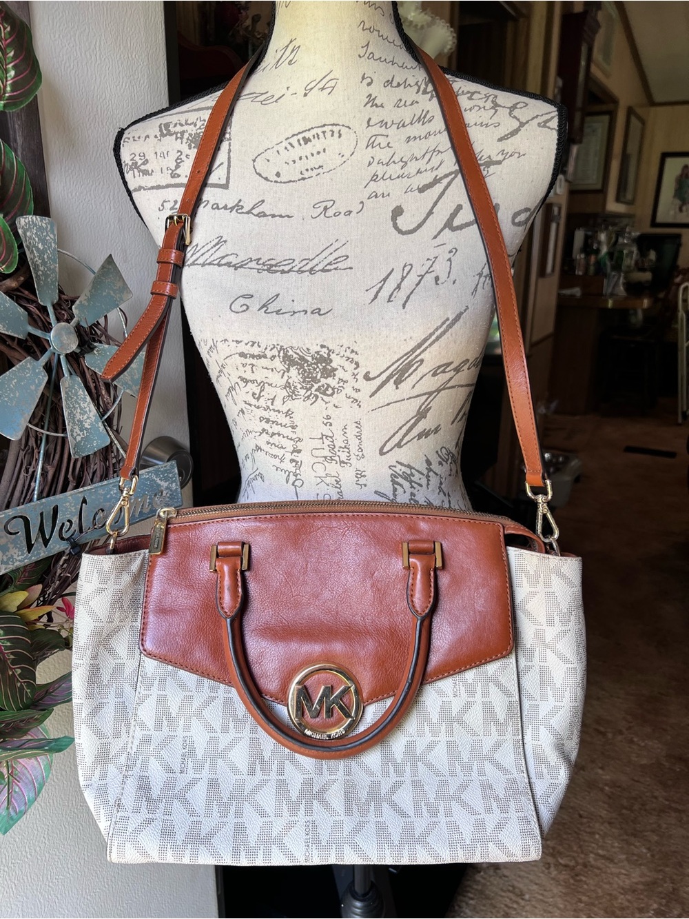 Michael Kors Hudson signature logo satchel in the vanilla and acorn colorway.